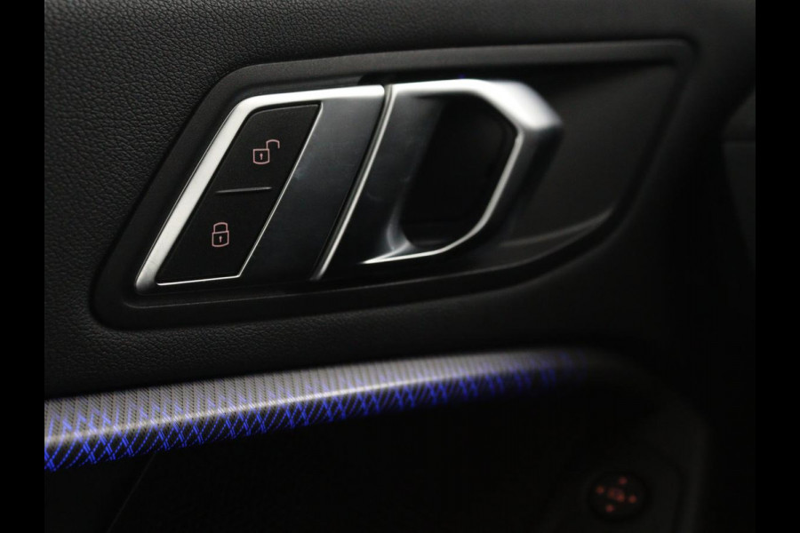 BMW 1-serie 118i Intro Ed. | Carplay | Full LED | Sportstoelen | Navigatie | Climate control | Bleutooth | PDC | Trekhaak | Sfeerverlichting