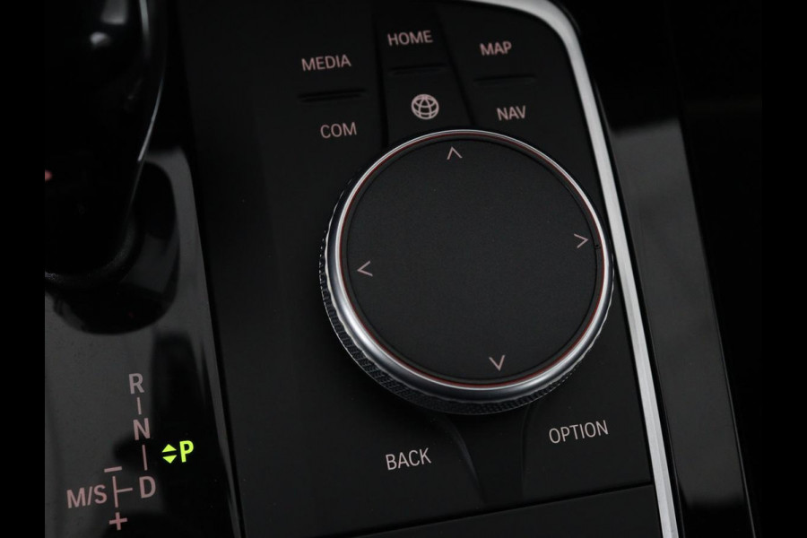BMW 1-serie 118i Intro Ed. | Carplay | Full LED | Sportstoelen | Navigatie | Climate control | Bleutooth | PDC | Trekhaak | Sfeerverlichting