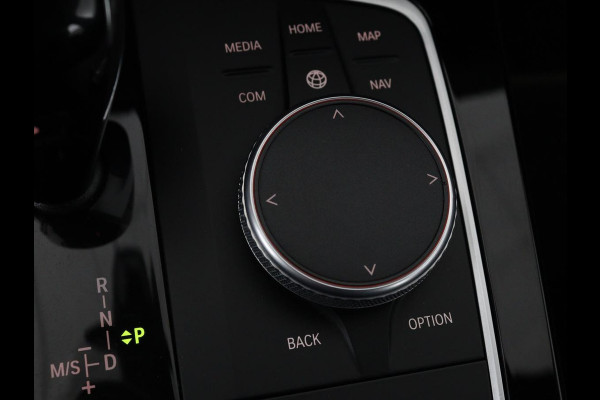 BMW 1-serie 118i Intro Ed. | Carplay | Full LED | Sportstoelen | Navigatie | Climate control | Bleutooth | PDC | Trekhaak | Sfeerverlichting