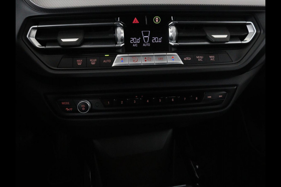 BMW 1-serie 118i Intro Ed. | Carplay | Full LED | Sportstoelen | Navigatie | Climate control | Bleutooth | PDC | Trekhaak | Sfeerverlichting