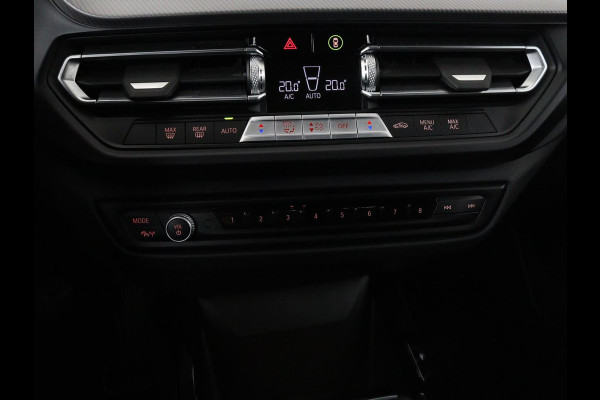 BMW 1-serie 118i Intro Ed. | Carplay | Full LED | Sportstoelen | Navigatie | Climate control | Bleutooth | PDC | Trekhaak | Sfeerverlichting