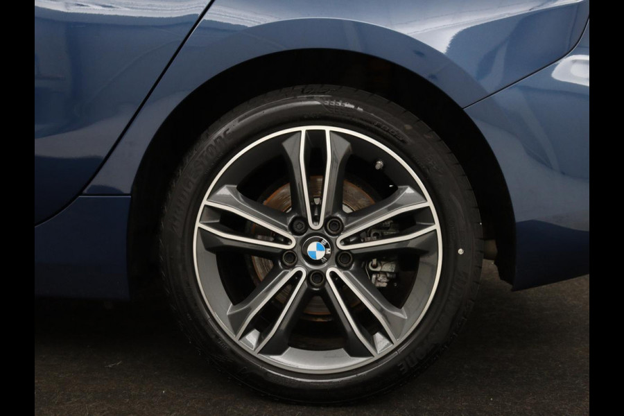 BMW 1-serie 118i Intro Ed. | Carplay | Full LED | Sportstoelen | Navigatie | Climate control | Bleutooth | PDC | Trekhaak | Sfeerverlichting