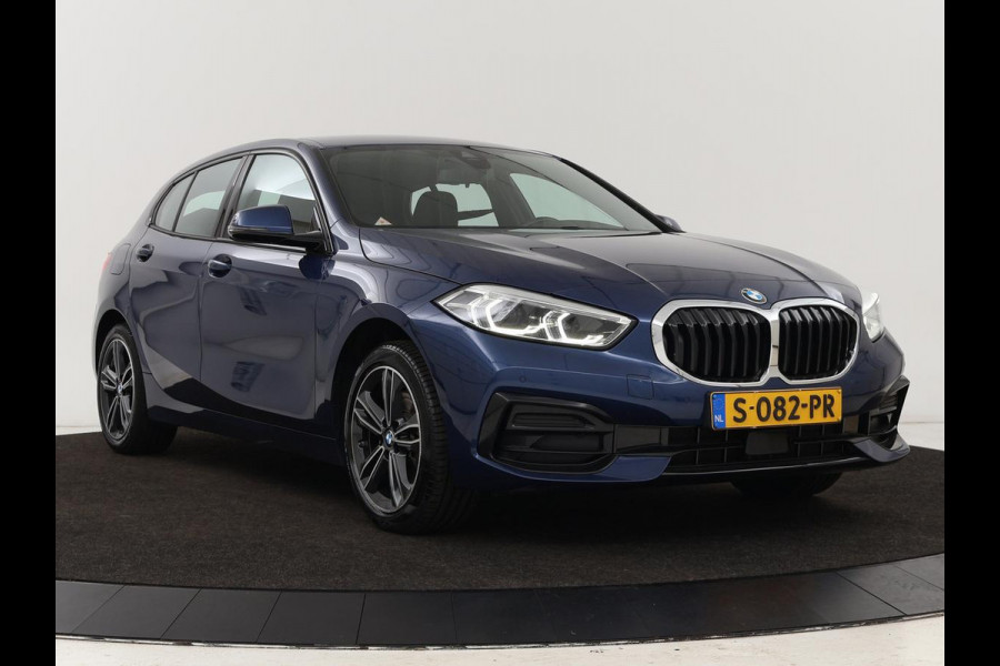 BMW 1-serie 118i Intro Ed. | Carplay | Full LED | Sportstoelen | Navigatie | Climate control | Bleutooth | PDC | Trekhaak | Sfeerverlichting