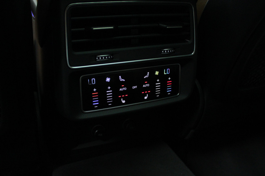Audi RS Q8 4.0 TFSI B&O HUD Carbon ACC Panodak Leder Keyless Climate (4-zone) Elektr. bedienbaar achterklep Keyless Stoelventilatie Stoelverwarming Sportstoelen Plus Matrix LED LM velgen 23 inch BTW auto