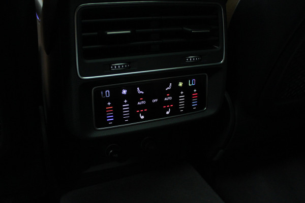 Audi RS Q8 4.0 TFSI B&O HUD Carbon ACC Panodak Leder Keyless Climate (4-zone) Elektr. bedienbaar achterklep Keyless Stoelventilatie Stoelverwarming Sportstoelen Plus Matrix LED LM velgen 23 inch BTW auto