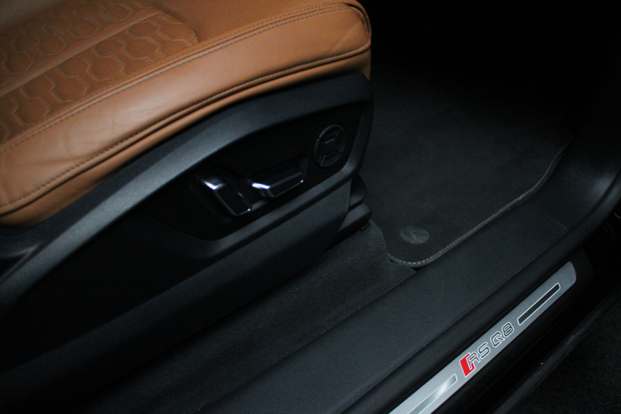 Audi RS Q8 4.0 TFSI B&O HUD Carbon ACC Panodak Leder Keyless Climate (4-zone) Elektr. bedienbaar achterklep Keyless Stoelventilatie Stoelverwarming Sportstoelen Plus Matrix LED LM velgen 23 inch BTW auto