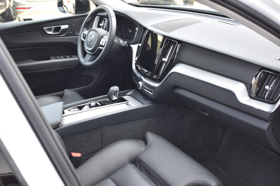 Volvo XC60 T6 350PK Plug-in hybrid AWD Plus Dark ACC | H&K | Trekhaak | Leder | 360 Camera | 20"LMV