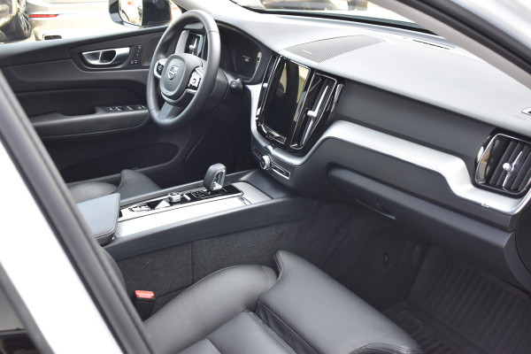 Volvo XC60 T6 350PK Plug-in hybrid AWD Plus Dark ACC | H&K | Trekhaak | Leder | 360 Camera | 20"LMV