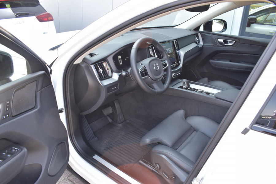 Volvo XC60 T6 350PK Plug-in hybrid AWD Plus Dark ACC | H&K | Trekhaak | Leder | 360 Camera | 20"LMV