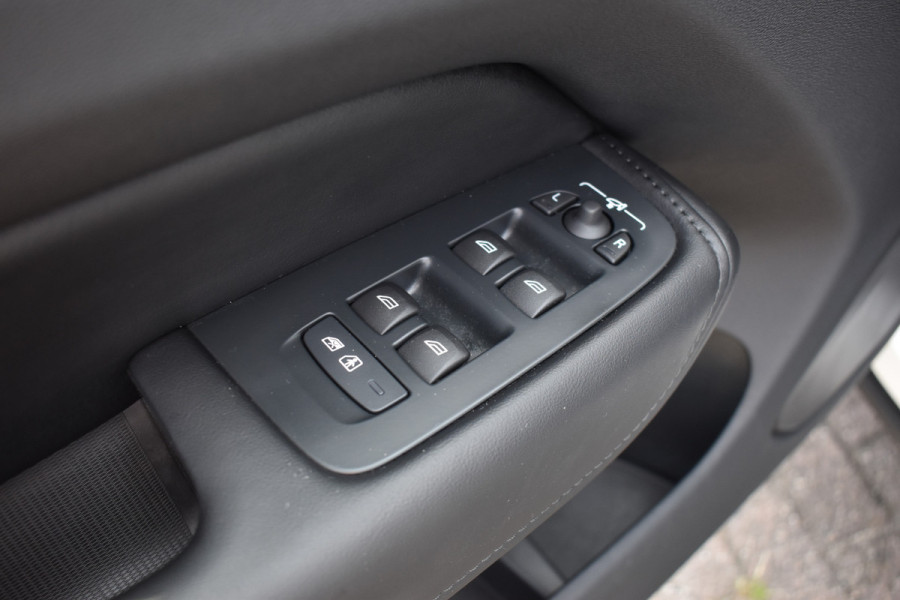 Volvo XC60 T6 350PK Plug-in hybrid AWD Plus Dark ACC | H&K | Trekhaak | Leder | 360 Camera | 20"LMV