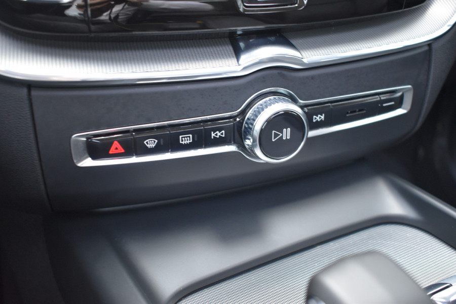 Volvo XC60 T6 350PK Plug-in hybrid AWD Plus Dark ACC | H&K | Trekhaak | Leder | 360 Camera | 20"LMV