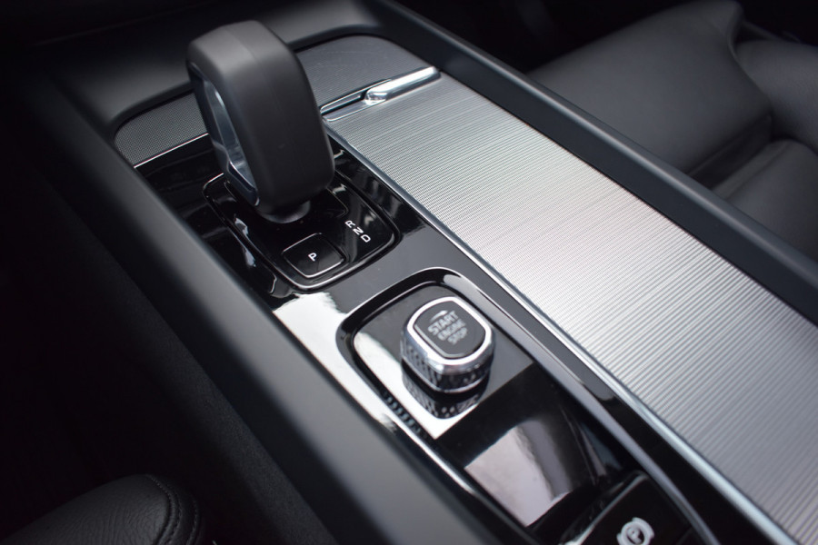 Volvo XC60 T6 350PK Plug-in hybrid AWD Plus Dark ACC | H&K | Trekhaak | Leder | 360 Camera | 20"LMV