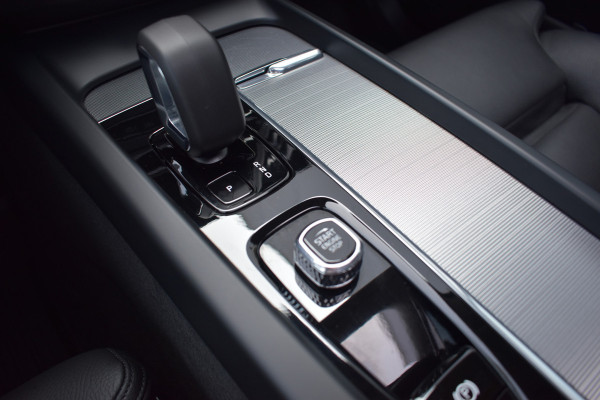 Volvo XC60 T6 350PK Plug-in hybrid AWD Plus Dark ACC | H&K | Trekhaak | Leder | 360 Camera | 20"LMV