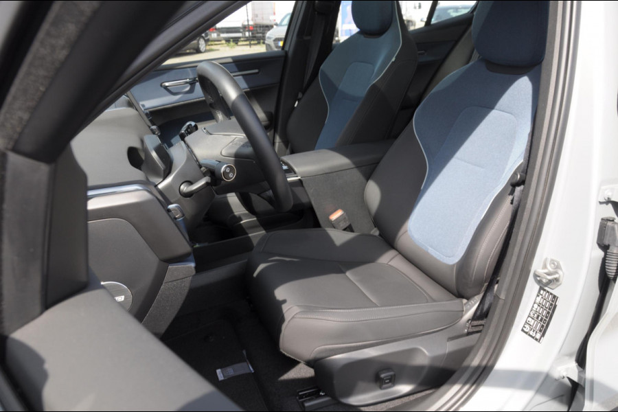 Volvo EX30 428PK Automaat Twin Motor Performance Ultra / 360 graden camera / Pilot assist / Park assist / Panoramadak / Voorstoelen en stuurwiel verwarmd / Elektrisch verstelbare stoelen /
