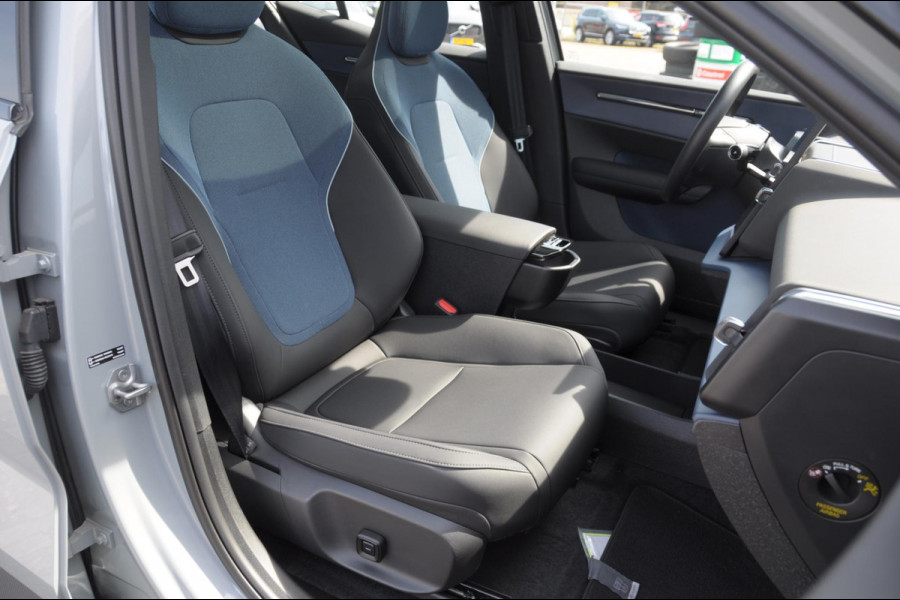 Volvo EX30 428PK Automaat Twin Motor Performance Ultra / 360 graden camera / Pilot assist / Park assist / Panoramadak / Voorstoelen en stuurwiel verwarmd / Elektrisch verstelbare stoelen /