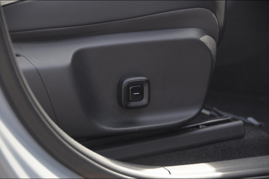 Volvo EX30 428PK Automaat Twin Motor Performance Ultra / 360 graden camera / Pilot assist / Park assist / Panoramadak / Voorstoelen en stuurwiel verwarmd / Elektrisch verstelbare stoelen /