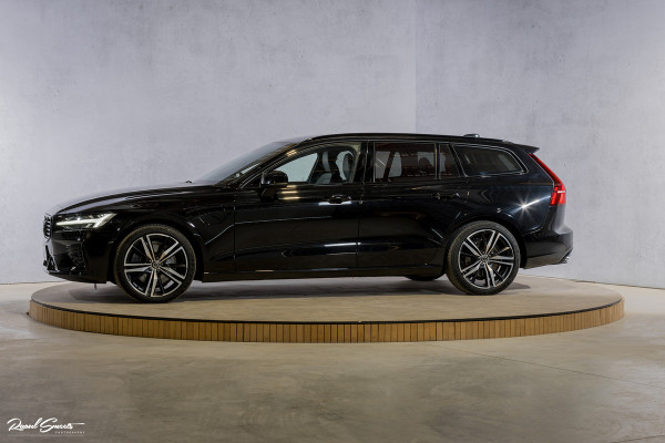 Volvo V60 2.0 T6 Recharge AWD Plus Dark | Longe Range | Adaptieve Cruise | Harman Kardon | Zwenkbare trekhaak | Memory |