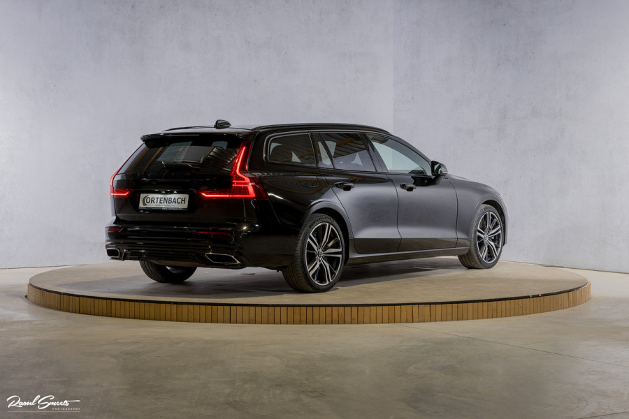 Volvo V60 2.0 T6 Recharge AWD Plus Dark | Longe Range | Adaptieve Cruise | Harman Kardon | Zwenkbare trekhaak | Memory |