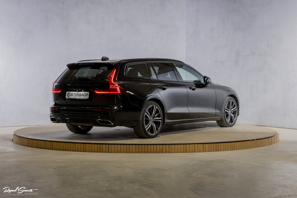 Volvo V60 2.0 T6 Recharge AWD Plus Dark | Longe Range | Adaptieve Cruise | Harman Kardon | Zwenkbare trekhaak | Memory |