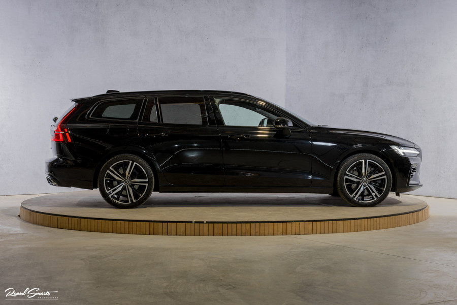 Volvo V60 2.0 T6 Recharge AWD Plus Dark | Longe Range | Adaptieve Cruise | Harman Kardon | Zwenkbare trekhaak | Memory |