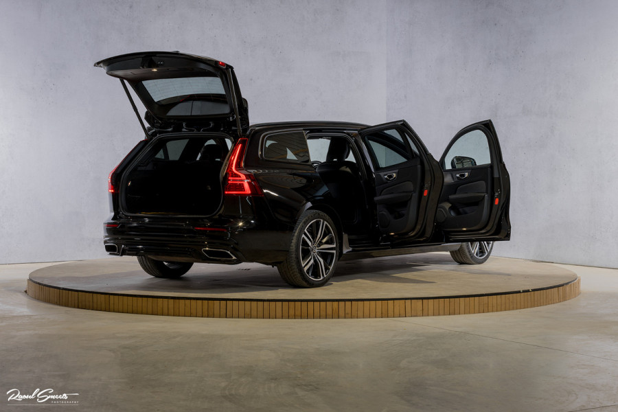 Volvo V60 2.0 T6 Recharge AWD Plus Dark | Longe Range | Adaptieve Cruise | Harman Kardon | Zwenkbare trekhaak | Memory |