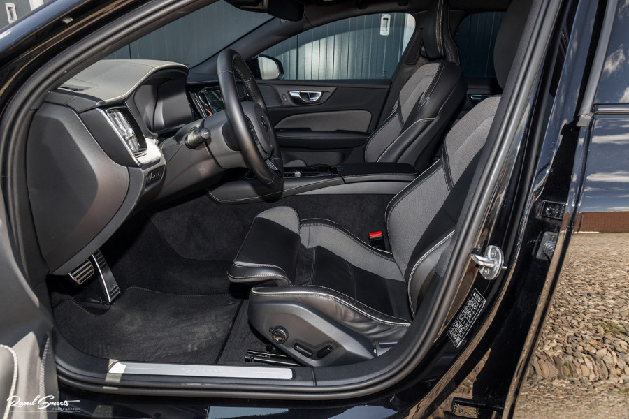 Volvo V60 2.0 T6 Recharge AWD Plus Dark | Longe Range | Adaptieve Cruise | Harman Kardon | Zwenkbare trekhaak | Memory |