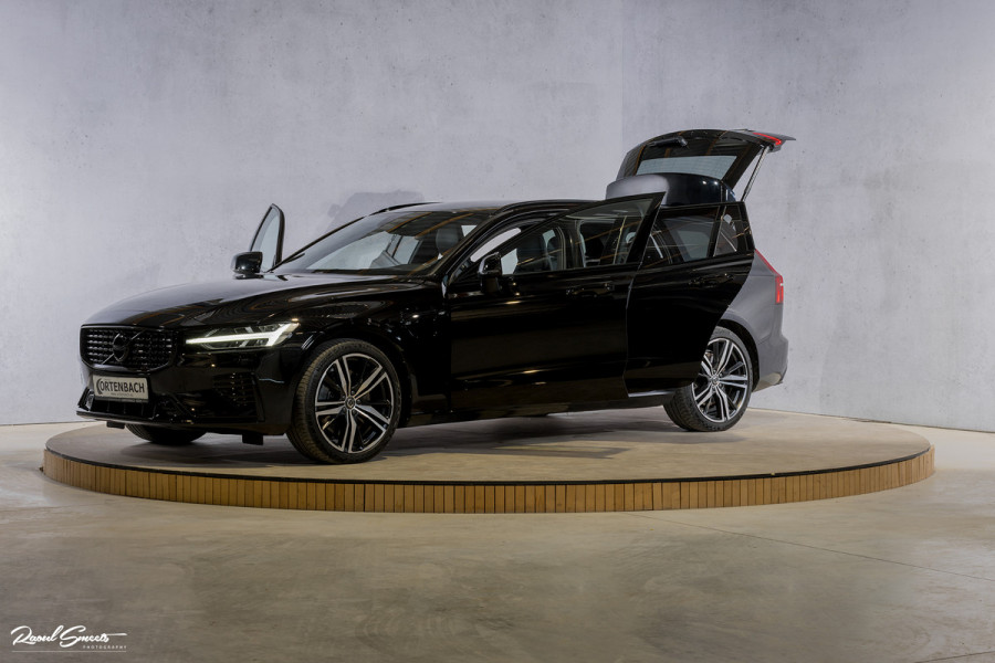 Volvo V60 2.0 T6 Recharge AWD Plus Dark | Longe Range | Adaptieve Cruise | Harman Kardon | Zwenkbare trekhaak | Memory |
