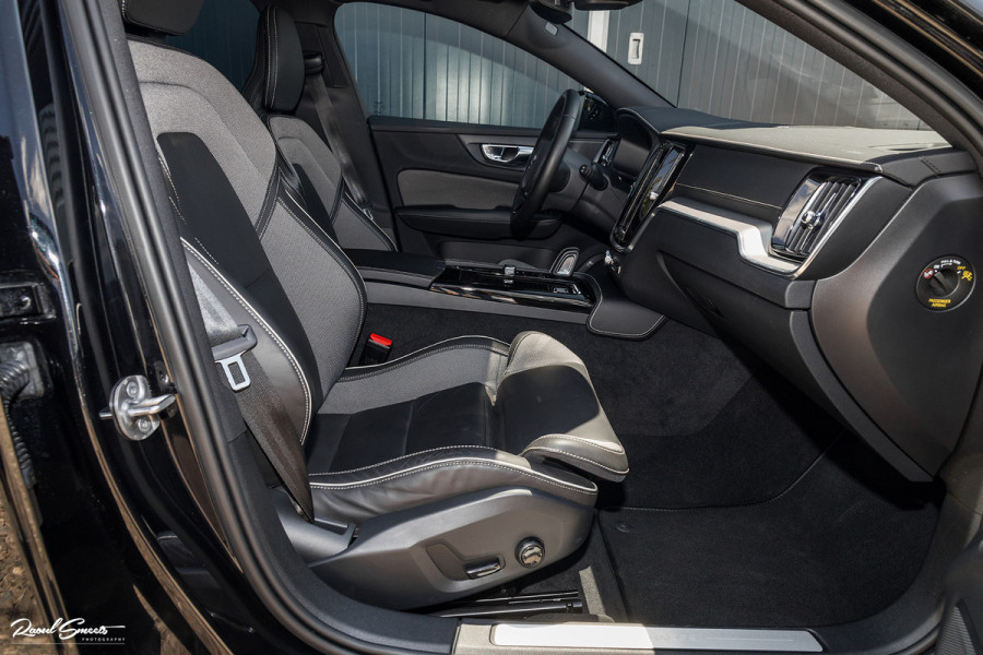 Volvo V60 2.0 T6 Recharge AWD Plus Dark | Longe Range | Adaptieve Cruise | Harman Kardon | Zwenkbare trekhaak | Memory |