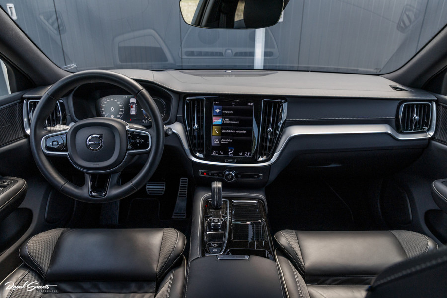 Volvo V60 2.0 T6 Recharge AWD Plus Dark | Longe Range | Adaptieve Cruise | Harman Kardon | Zwenkbare trekhaak | Memory |