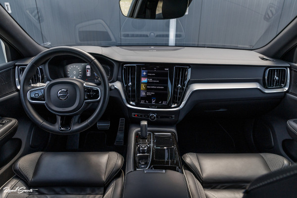 Volvo V60 2.0 T6 Recharge AWD Plus Dark | Longe Range | Adaptieve Cruise | Harman Kardon | Zwenkbare trekhaak | Memory |