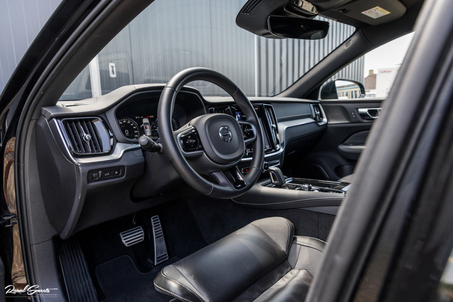 Volvo V60 2.0 T6 Recharge AWD Plus Dark | Longe Range | Adaptieve Cruise | Harman Kardon | Zwenkbare trekhaak | Memory |