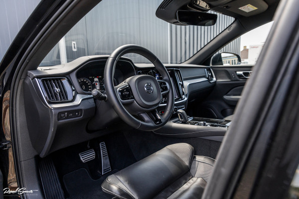 Volvo V60 2.0 T6 Recharge AWD Plus Dark | Longe Range | Adaptieve Cruise | Harman Kardon | Zwenkbare trekhaak | Memory |