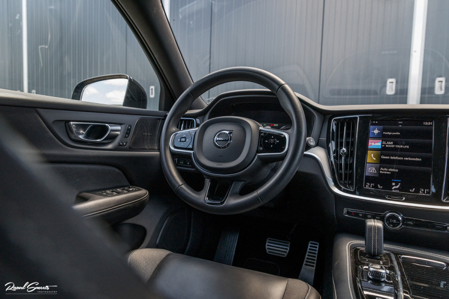 Volvo V60 2.0 T6 Recharge AWD Plus Dark | Longe Range | Adaptieve Cruise | Harman Kardon | Zwenkbare trekhaak | Memory |