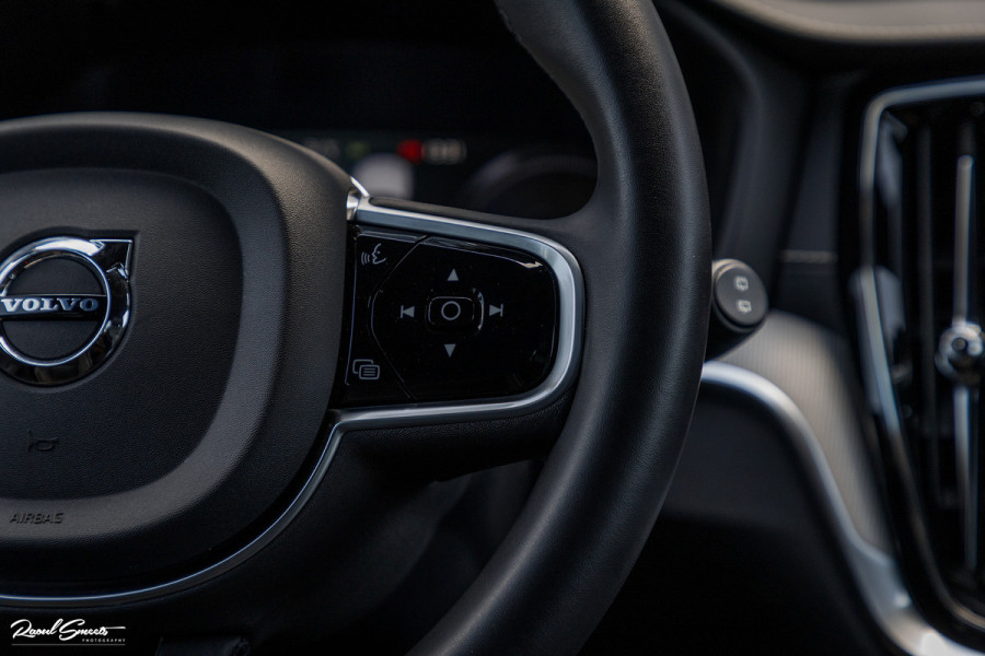 Volvo V60 2.0 T6 Recharge AWD Plus Dark | Longe Range | Adaptieve Cruise | Harman Kardon | Zwenkbare trekhaak | Memory |