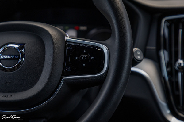 Volvo V60 2.0 T6 Recharge AWD Plus Dark | Longe Range | Adaptieve Cruise | Harman Kardon | Zwenkbare trekhaak | Memory |