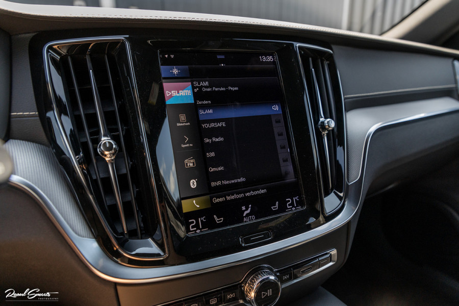 Volvo V60 2.0 T6 Recharge AWD Plus Dark | Longe Range | Adaptieve Cruise | Harman Kardon | Zwenkbare trekhaak | Memory |