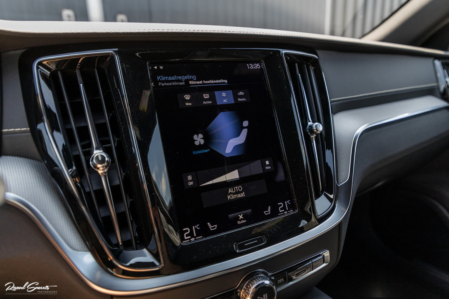 Volvo V60 2.0 T6 Recharge AWD Plus Dark | Longe Range | Adaptieve Cruise | Harman Kardon | Zwenkbare trekhaak | Memory |