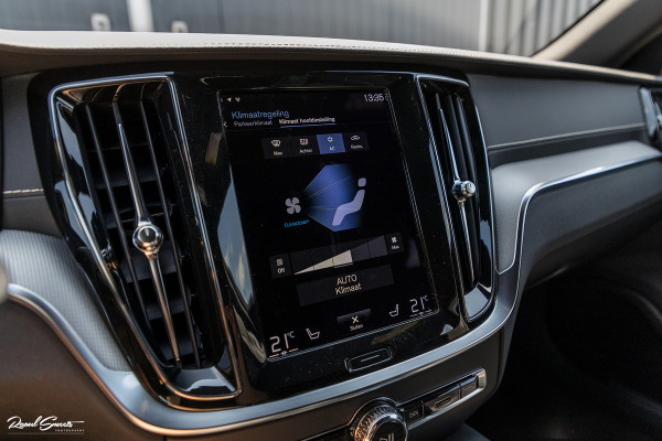 Volvo V60 2.0 T6 Recharge AWD Plus Dark | Longe Range | Adaptieve Cruise | Harman Kardon | Zwenkbare trekhaak | Memory |