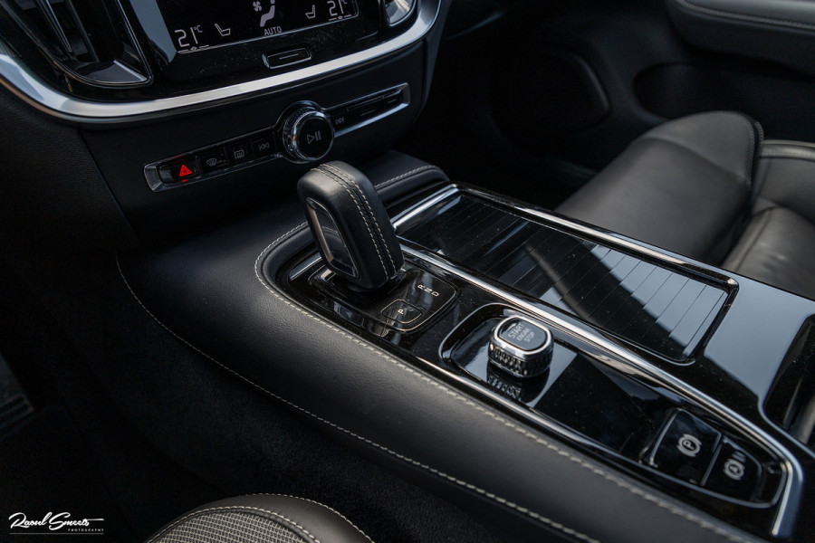 Volvo V60 2.0 T6 Recharge AWD Plus Dark | Longe Range | Adaptieve Cruise | Harman Kardon | Zwenkbare trekhaak | Memory |