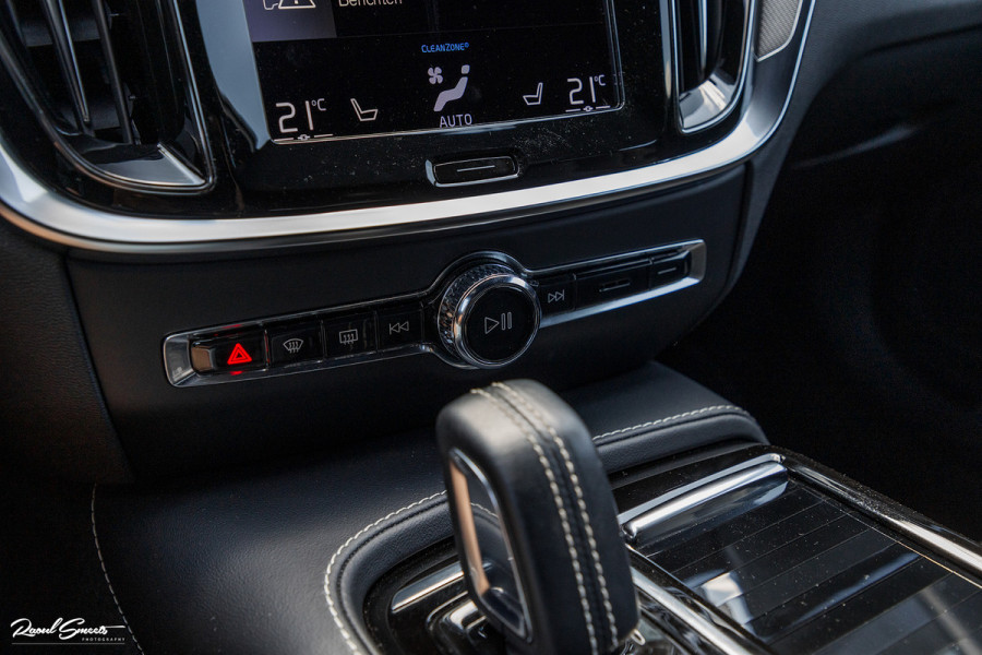 Volvo V60 2.0 T6 Recharge AWD Plus Dark | Longe Range | Adaptieve Cruise | Harman Kardon | Zwenkbare trekhaak | Memory |