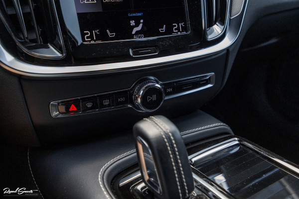 Volvo V60 2.0 T6 Recharge AWD Plus Dark | Longe Range | Adaptieve Cruise | Harman Kardon | Zwenkbare trekhaak | Memory |