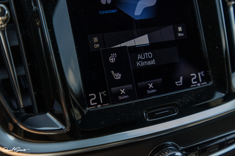 Volvo V60 2.0 T6 Recharge AWD Plus Dark | Longe Range | Adaptieve Cruise | Harman Kardon | Zwenkbare trekhaak | Memory |