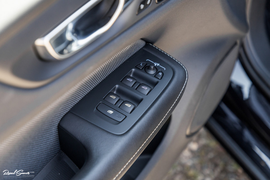 Volvo V60 2.0 T6 Recharge AWD Plus Dark | Longe Range | Adaptieve Cruise | Harman Kardon | Zwenkbare trekhaak | Memory |