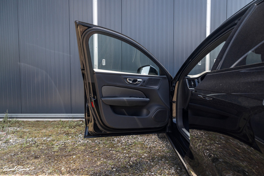 Volvo V60 2.0 T6 Recharge AWD Plus Dark | Longe Range | Adaptieve Cruise | Harman Kardon | Zwenkbare trekhaak | Memory |