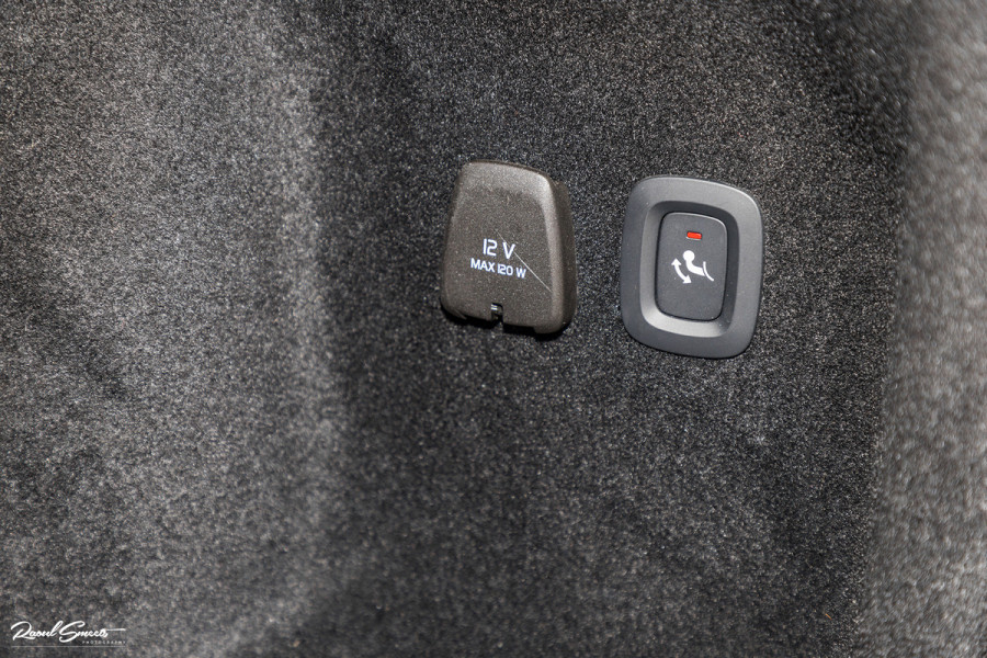 Volvo V60 2.0 T6 Recharge AWD Plus Dark | Longe Range | Adaptieve Cruise | Harman Kardon | Zwenkbare trekhaak | Memory |