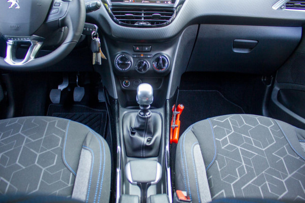 Peugeot 2008 1.2 PureTech Signature|Prijs rijklaar incl. 12 mnd garantie| Bluetooth, Airco, NAV,DAB, Carplay Cruise