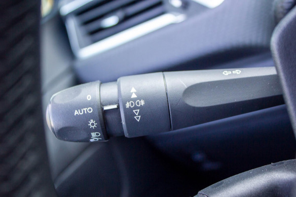 Peugeot 2008 1.2 PureTech Signature|Prijs rijklaar incl. 12 mnd garantie| Bluetooth, Airco, NAV,DAB, Carplay Cruise
