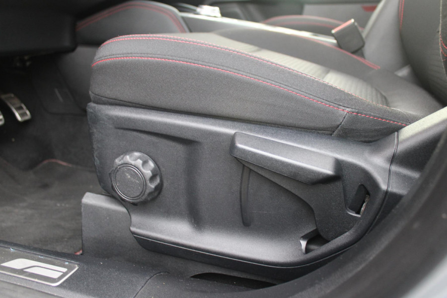 Ford Kuga 2.5 225PK PHEV ST-LINE | PANORAMISCH SCHUIF/KANTEL DAK | ELEKTRISCH BEDIENBARE ACHTERKLEP  | 360° CAMERA | KEYLESS ENTRY/START | CLIMATE CONTROL | ADAPTIVE CRUISE CONTROL | DAB+ RADIO | DRAADLOZE TELEFOONLADER | NAVIGATIE | APPLE CARPLAY/ANDROID AUTO | DODEHOEK DETECTIE | 19" LICHTMETALEN VELGEN |