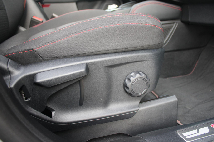 Ford Kuga 2.5 225PK PHEV ST-LINE | PANORAMISCH SCHUIF/KANTEL DAK | ELEKTRISCH BEDIENBARE ACHTERKLEP  | 360° CAMERA | KEYLESS ENTRY/START | CLIMATE CONTROL | ADAPTIVE CRUISE CONTROL | DAB+ RADIO | DRAADLOZE TELEFOONLADER | NAVIGATIE | APPLE CARPLAY/ANDROID AUTO | DODEHOEK DETECTIE | 19" LICHTMETALEN VELGEN |