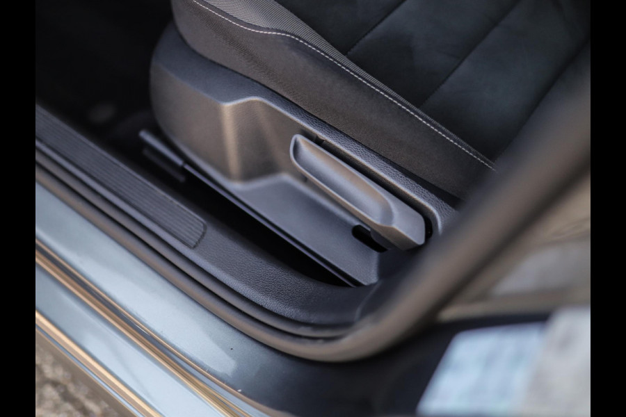 Volkswagen Golf 1.5 TSI Highline Business R-Line | Stoelverw. | PDC | ACC